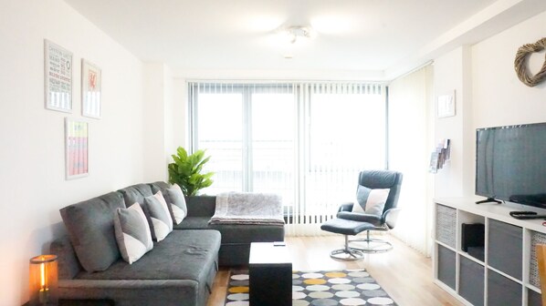 Apartment, 1 Bedroom, City View | Living room