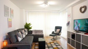 Apartment, 1 Bedroom, City View | Living room