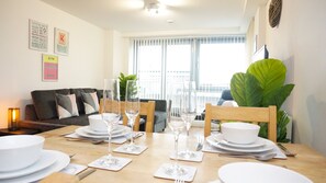 Apartment, 1 Bedroom, City View | In-room dining