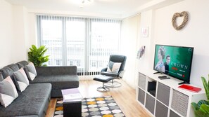Apartment, 1 Bedroom, City View | Living room
