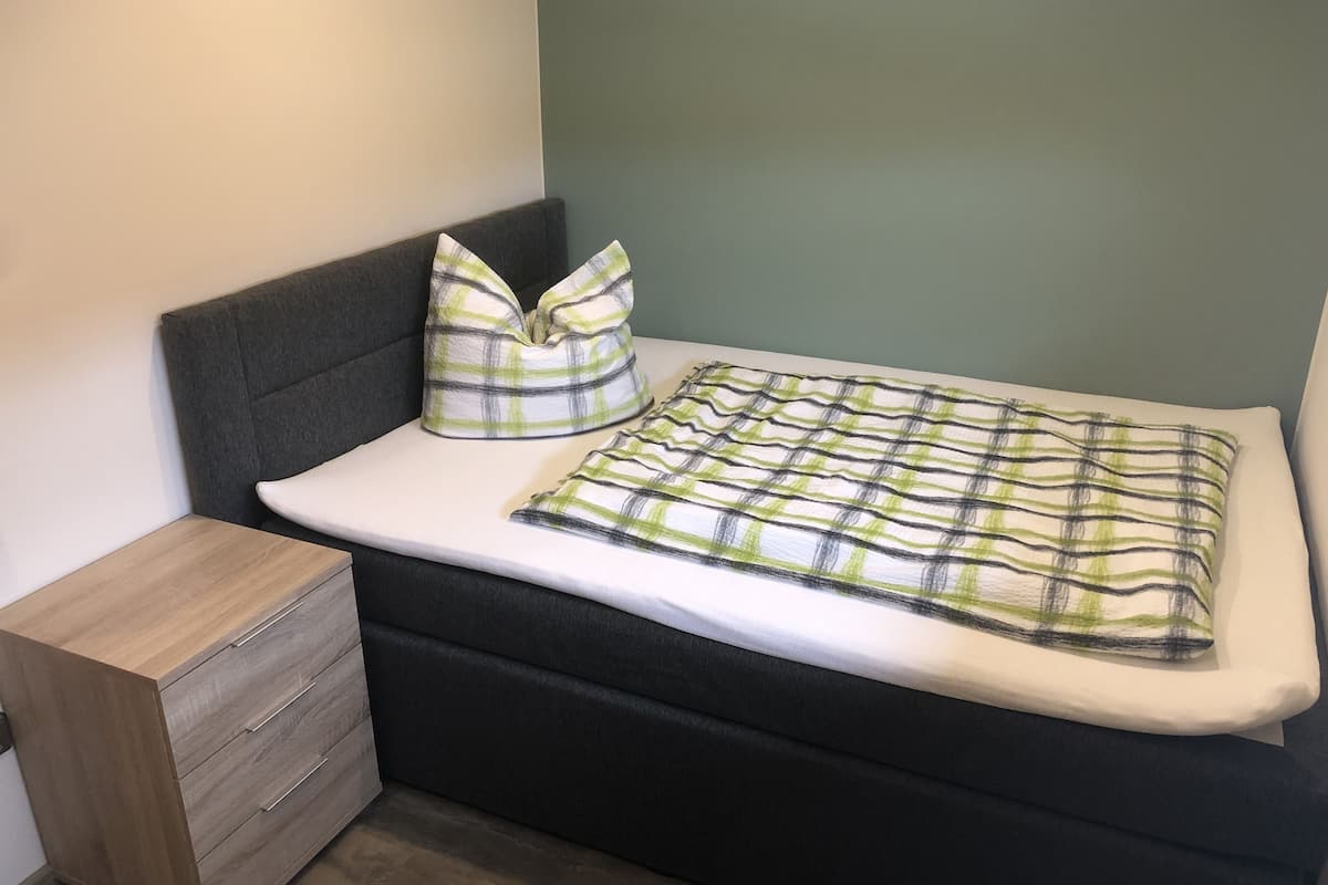 single room | rollaway beds, free wifi, bed sheets