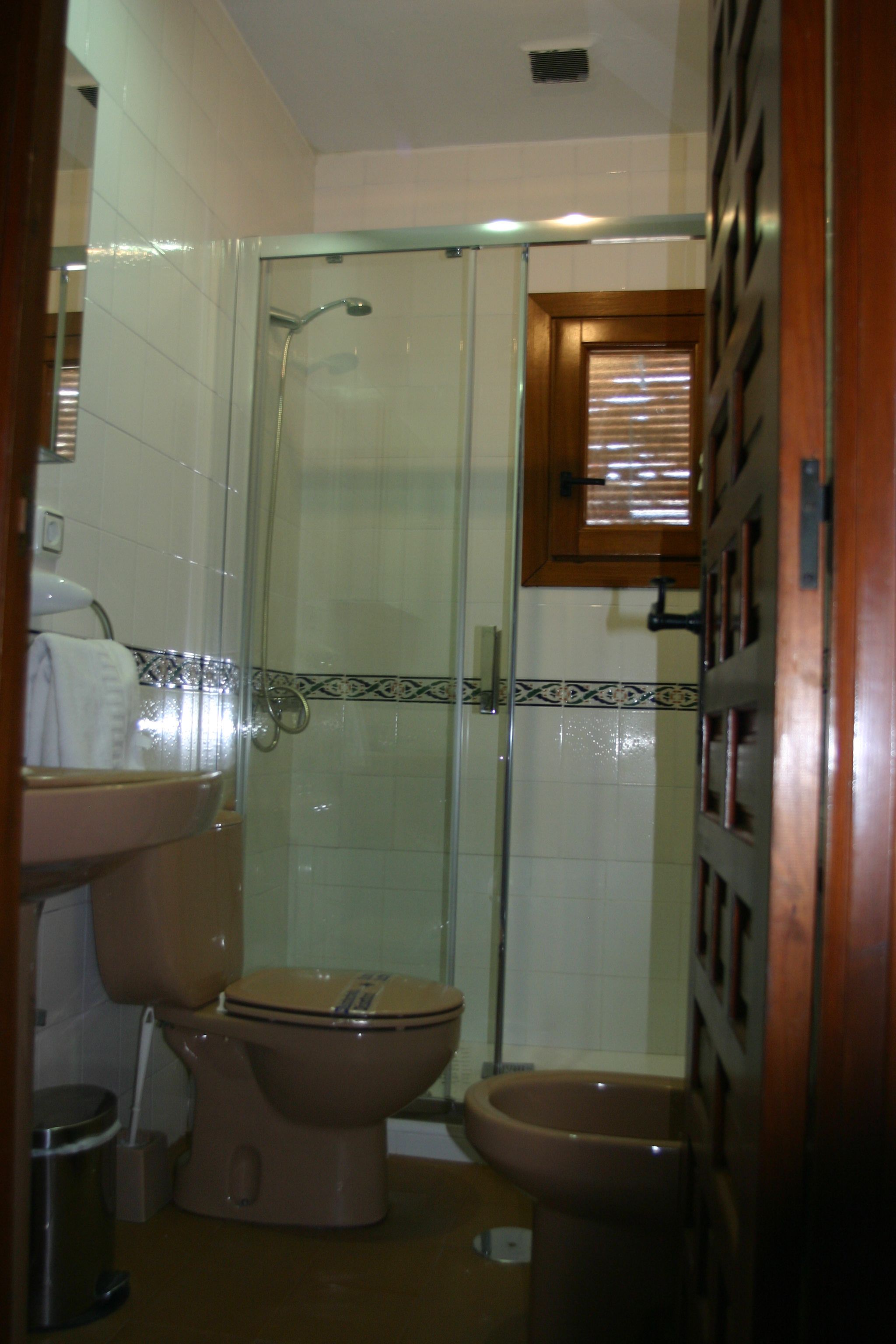 Habitación con 1 cama doble o 2 individuales | Baño | Secador de pelo y toallas