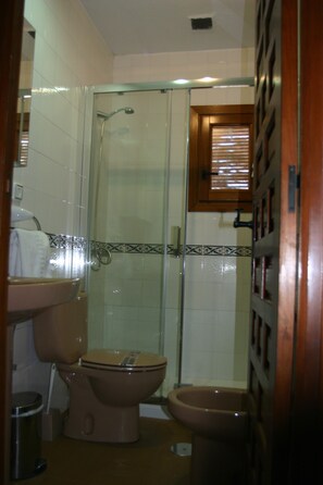 Habitación con 1 cama doble o 2 individuales | Baño | Secador de pelo y toallas
