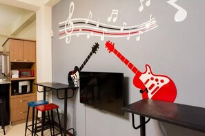 Fridge, griddle, cookware/dishes/utensils, cleaning supplies - Seven Dwarfs (Puli)