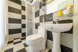 Basic Room, Multiple Bedrooms (19人包棟) | Bathroom | Rainfall showerhead, free toiletries, hair dryer, slippers - Seven Dwarfs (Puli)