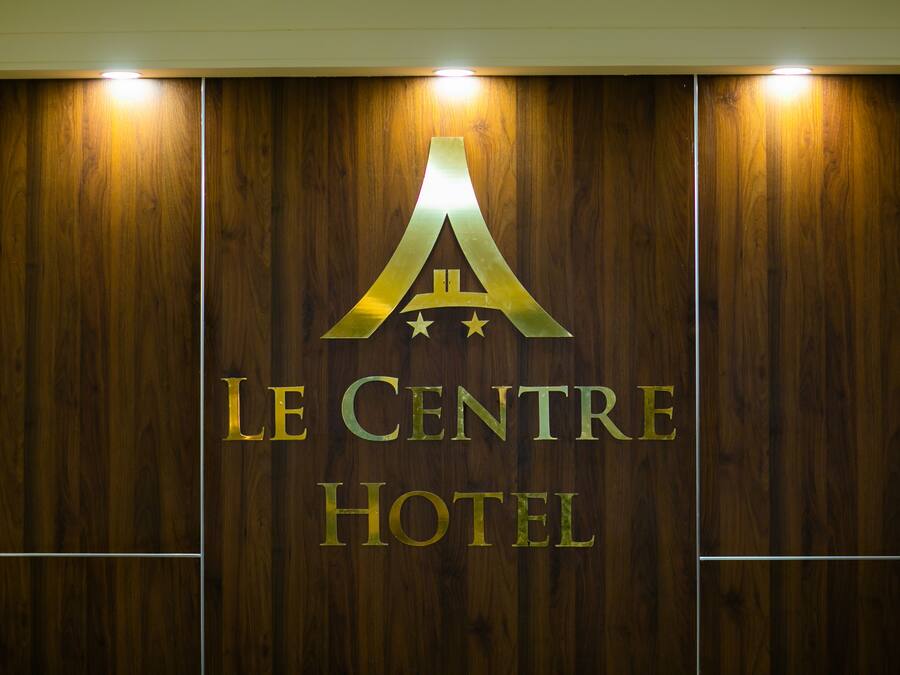 Un mur en bois orné du logo et du nom de l’hôtel Le Centre.