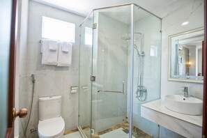 Habitació doble executiva | Bany | Dutxa, articles de tocador gratuïts, assecador de cabells i barnussos 