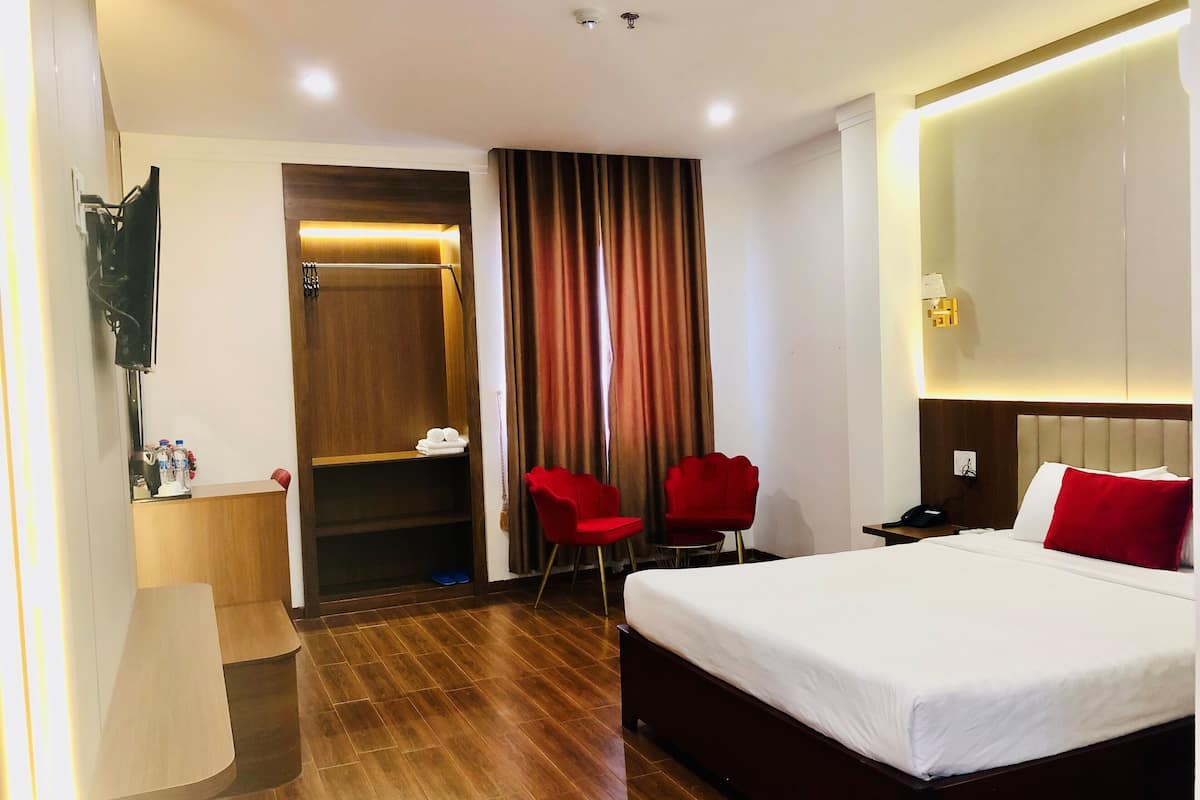 Executive Double Room | Desk, laptop workspace, blackout drapes, soundproofing
