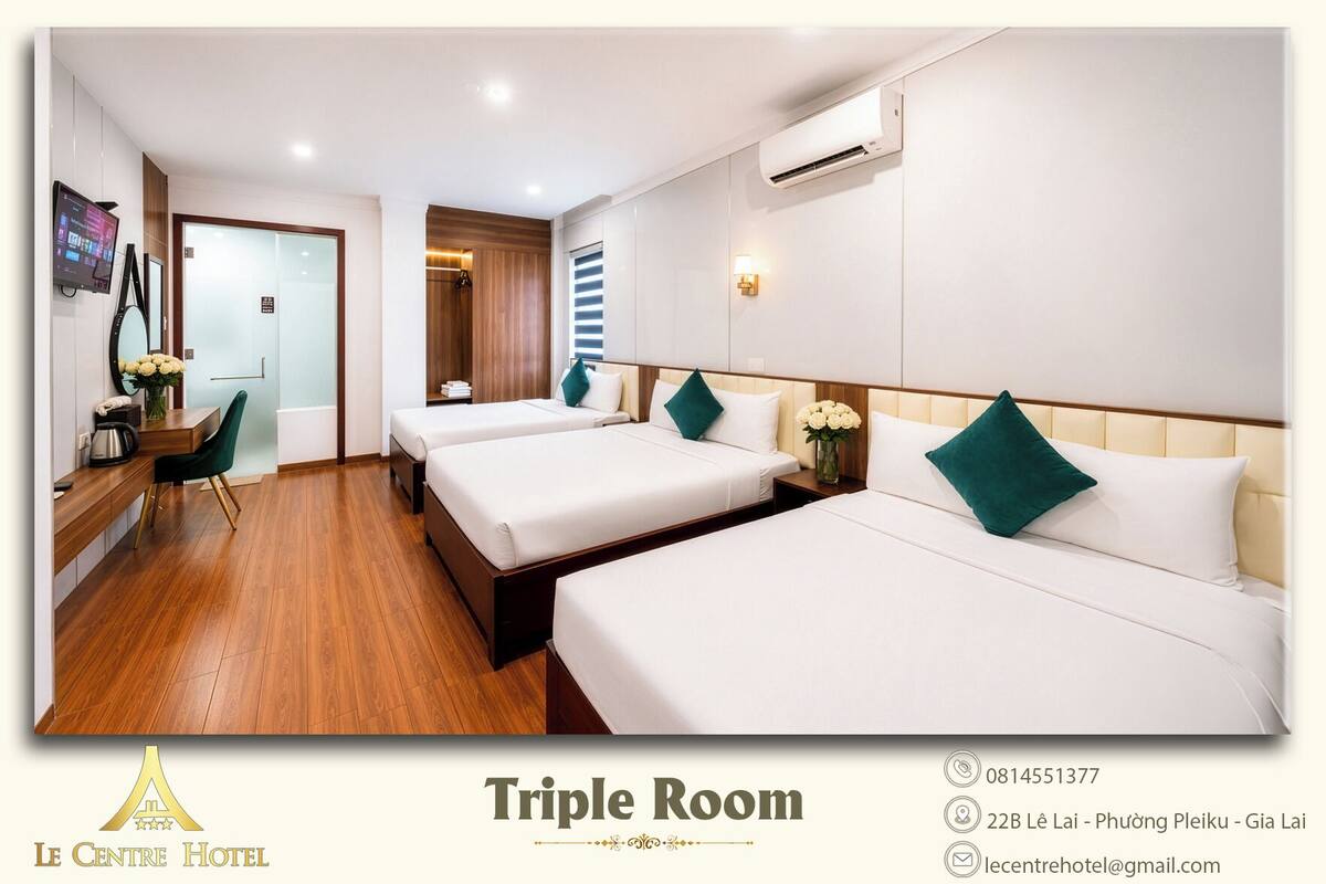 Habitación triple superior | Zona de estar | Una televisión de pantalla plana