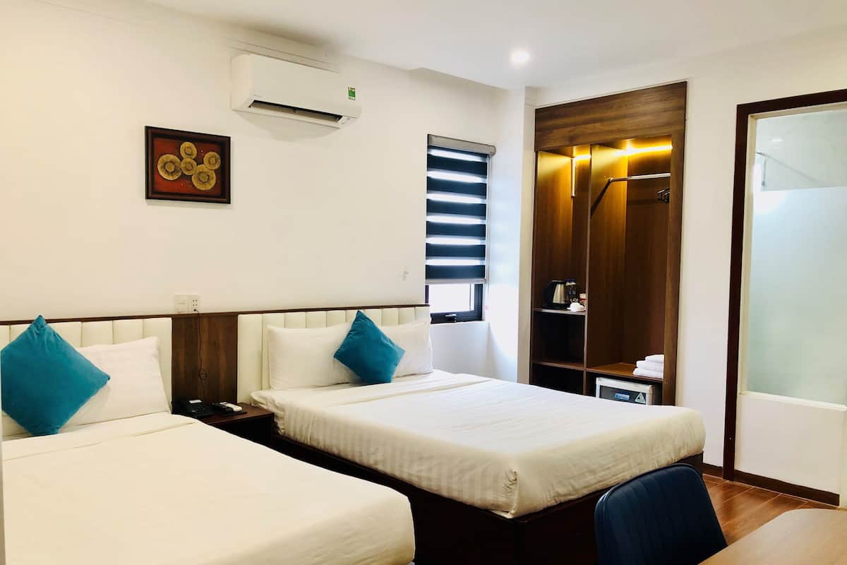 Superior Twin Room | Desk, laptop workspace, blackout drapes, soundproofing