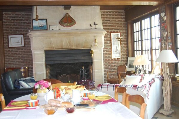 Free daily continental breakfast