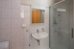 Appartamento | Bagno | Doccia, asciugacapelli, asciugamani