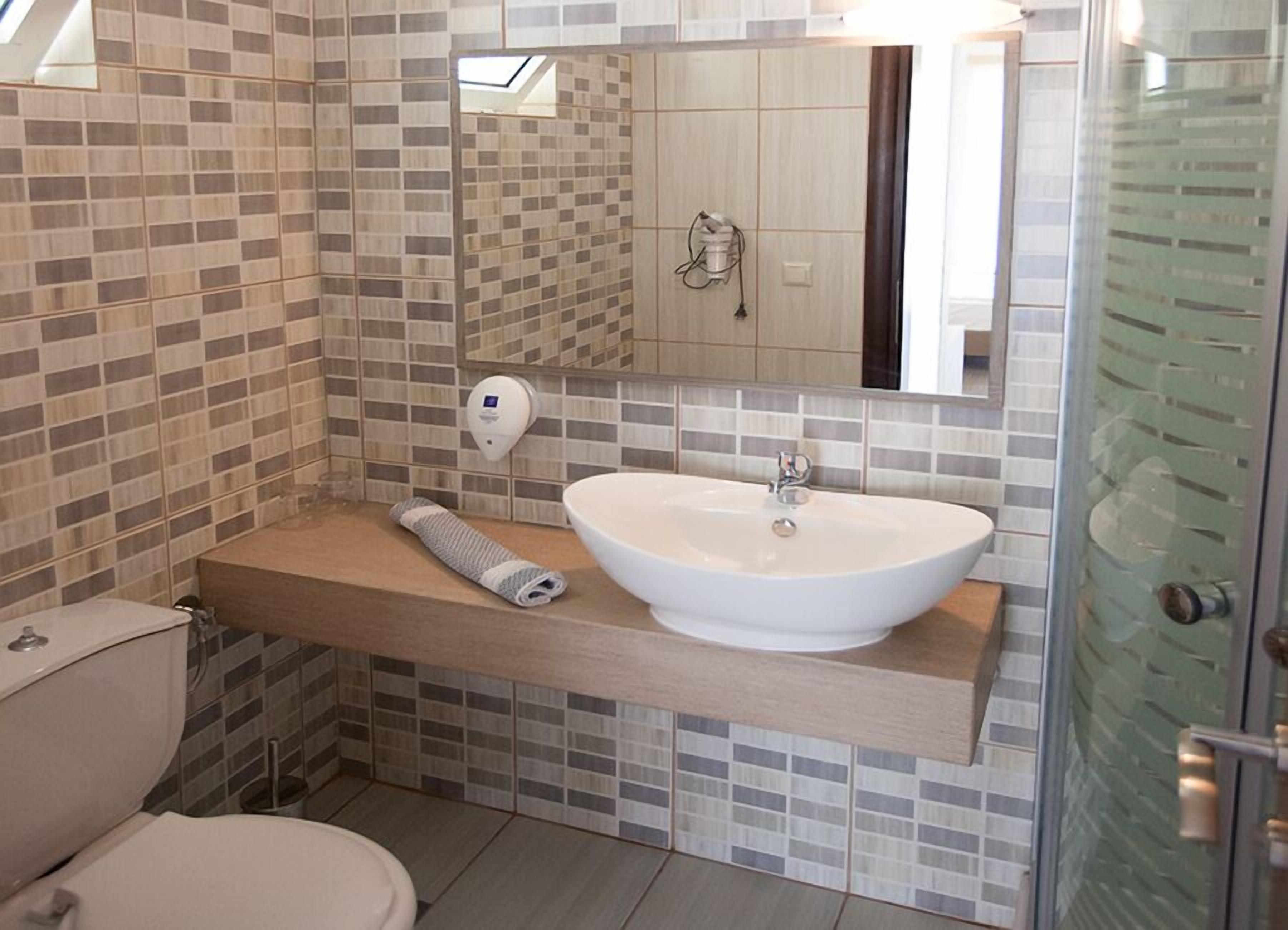 family room, multiple beds | bathroom | shower, free toiletries, hair dryer, towels