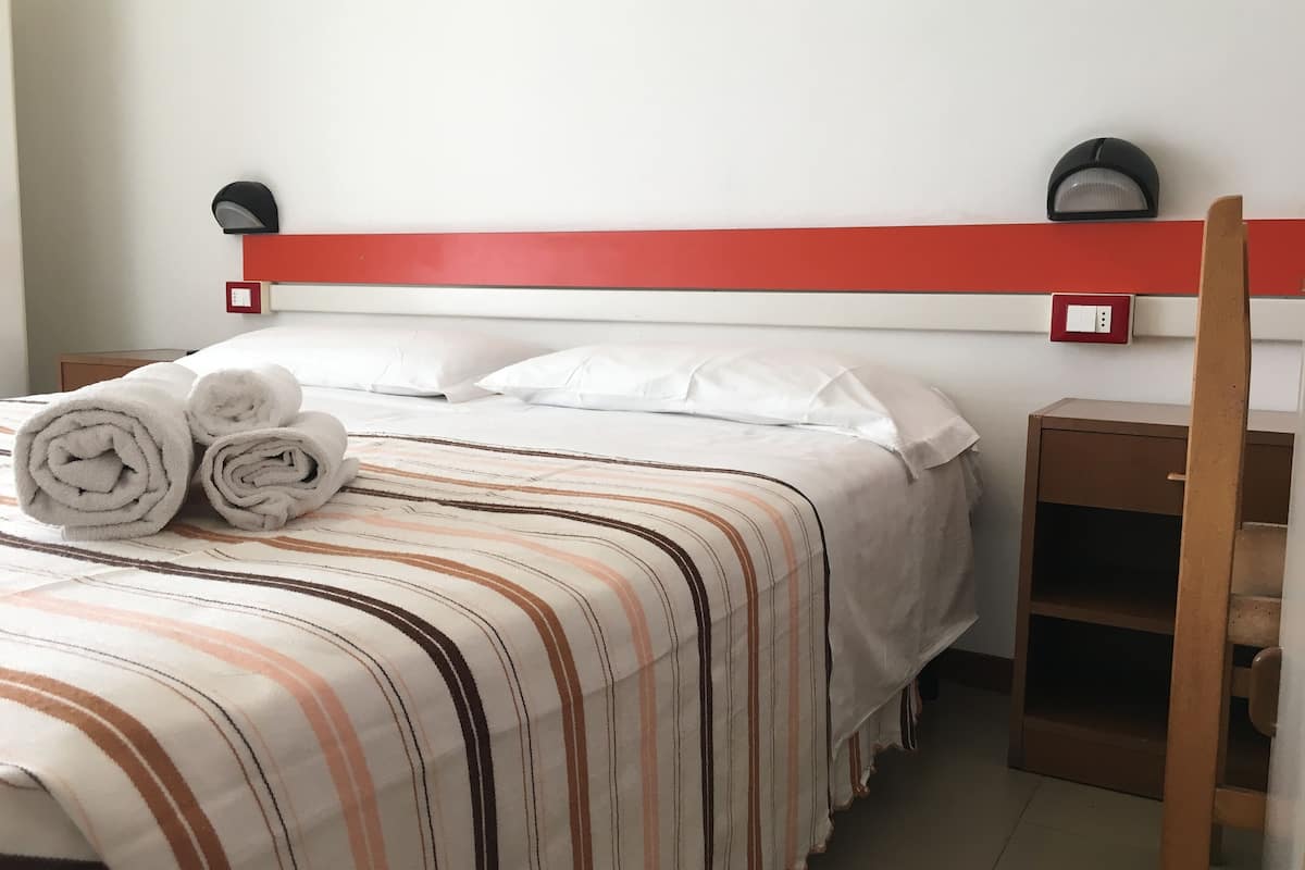 In-room safe, desk, free WiFi