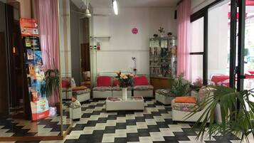 Área de estar no saguão