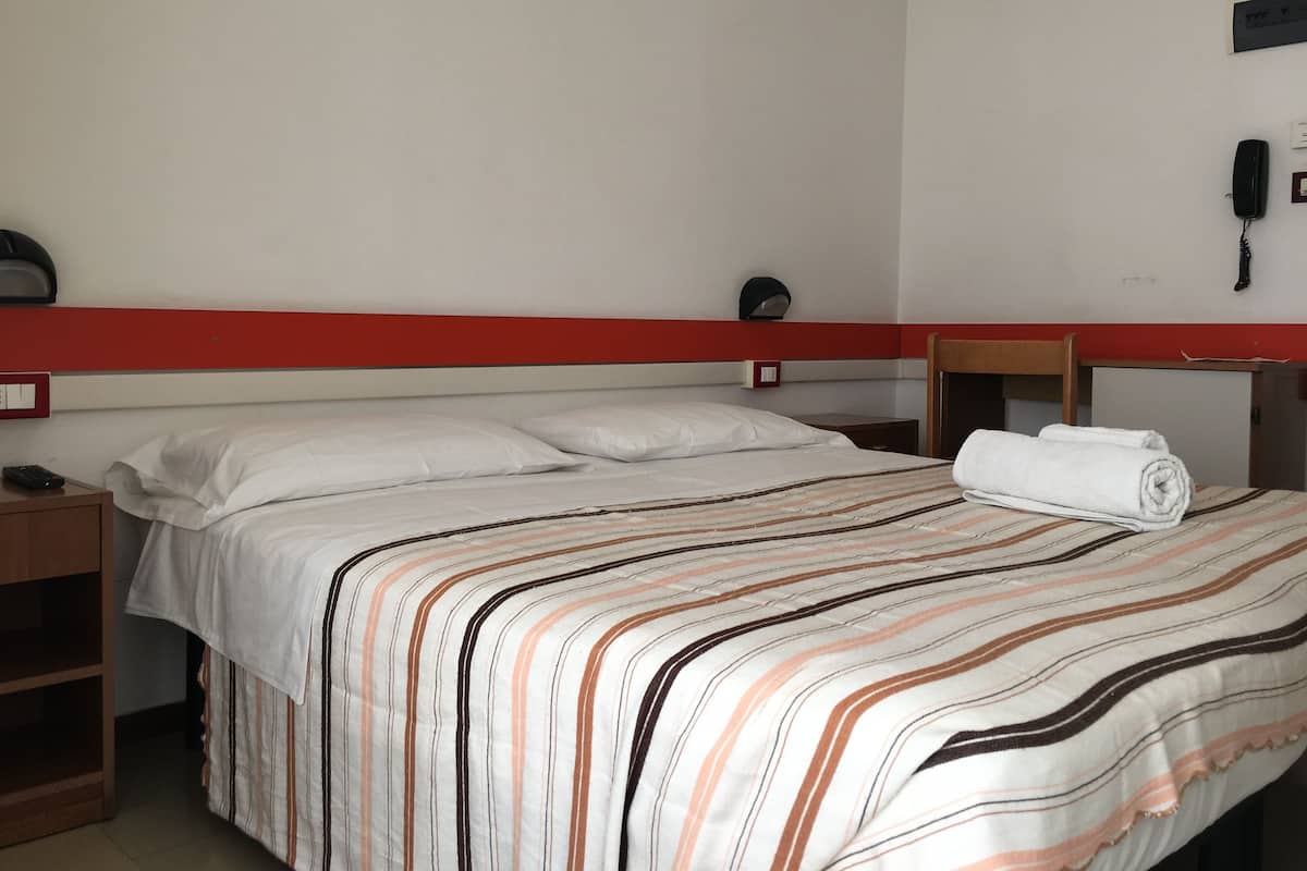 In-room safe, desk, free WiFi