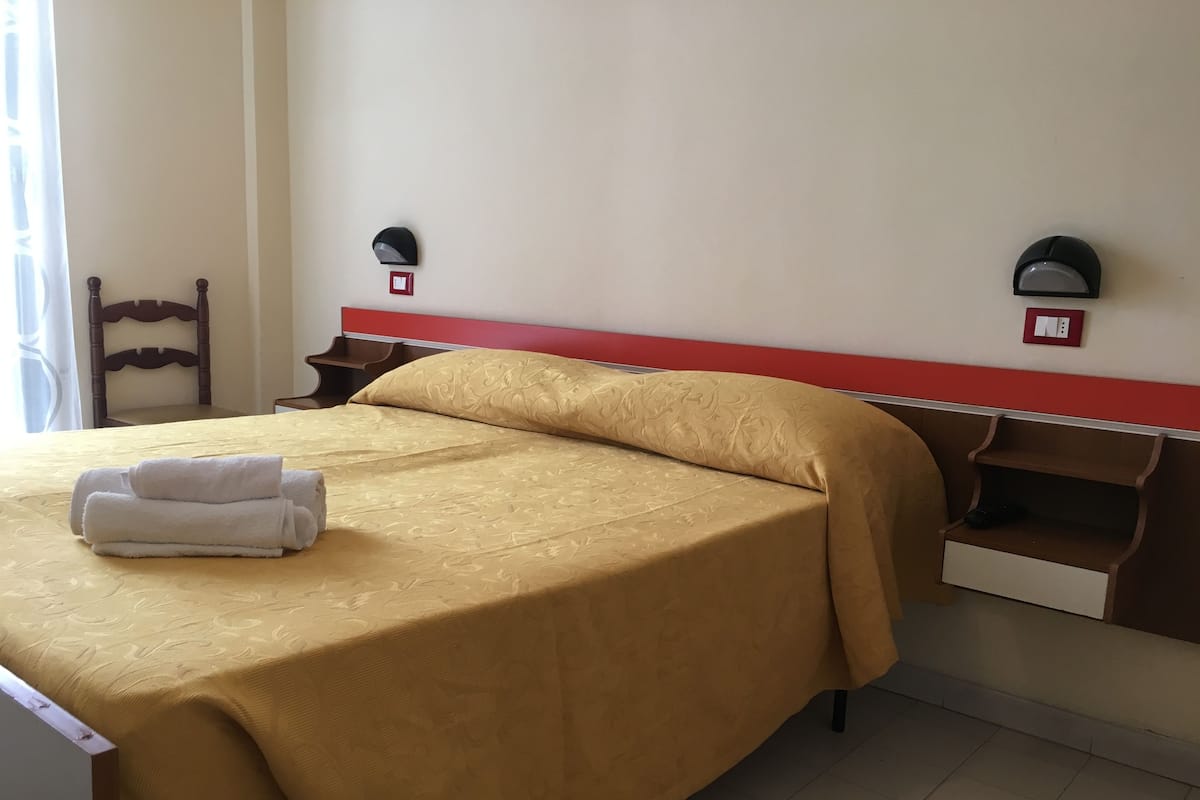 In-room safe, desk, free WiFi