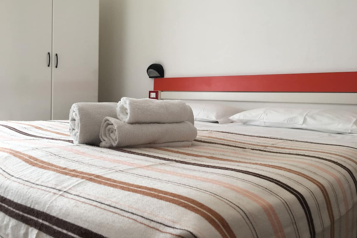 In-room safe, desk, free WiFi