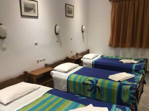 Kamar Triple, 3 Tempat Tidur Twin, pemandangan laut | Setrika/meja setrika, tempat tidur bayi gratis, dan Wi-Fi gratis