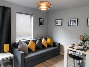 Luxe resortwoning, meerdere bedden | Woonruimte | Een flatscreentelevisie en Netflix