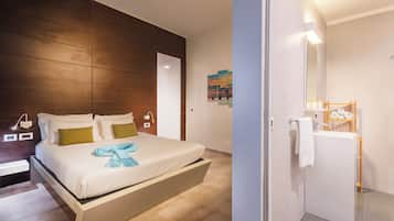 Un dormitorio moderno con una cama grande, mesitas de noche y un armario empotrado.