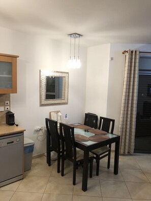 Comfort Apartment, Multiple Beds, Sea View | In-room dining