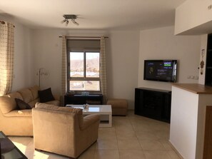 Comfort Apartment, Multiple Beds, Sea View | Living room