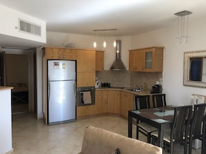 Comfort Apartment, Multiple Beds, Sea View | Private kitchen