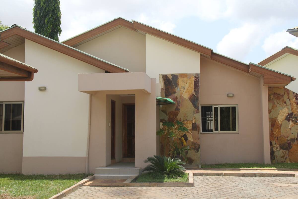 Executive Chalet, 1 King Bed, Pool View