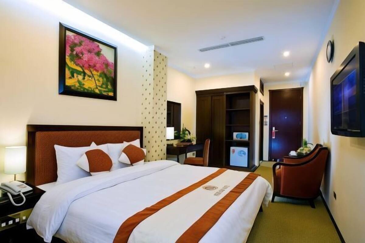 Minibar (some free items), in-room safe, desk, blackout drapes