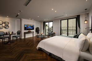 مأكولات ومشروبات مجانية في الميني بار وخزنة داخل الغرفة ومكتب