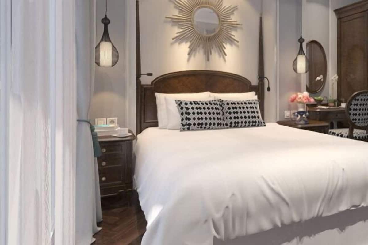 Free minibar items, in-room safe, desk, blackout drapes