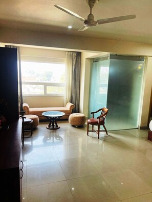 42-inch LED TV with satellite channels, TV, fireplace - Hotel Royal Amer City (Amer)