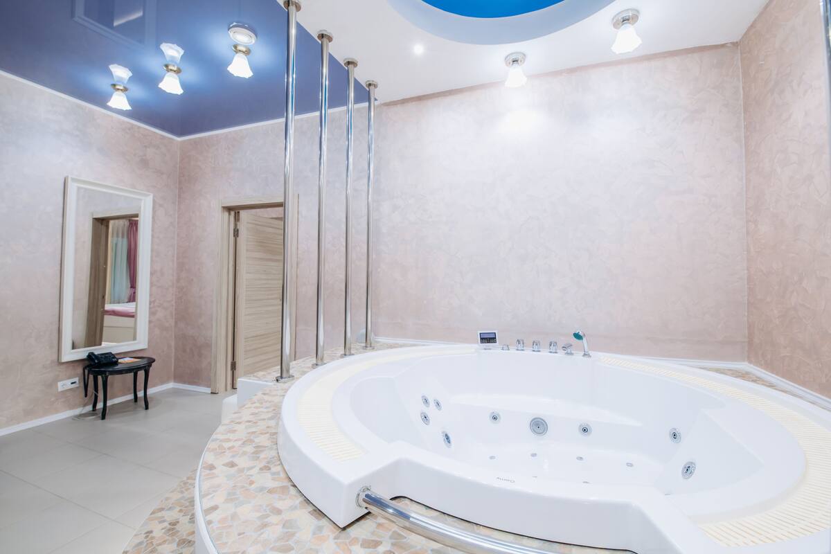 Suite, massasjebadekar | Safe på rommet, skrivebord, wi-fi (inkludert) og sengetøy