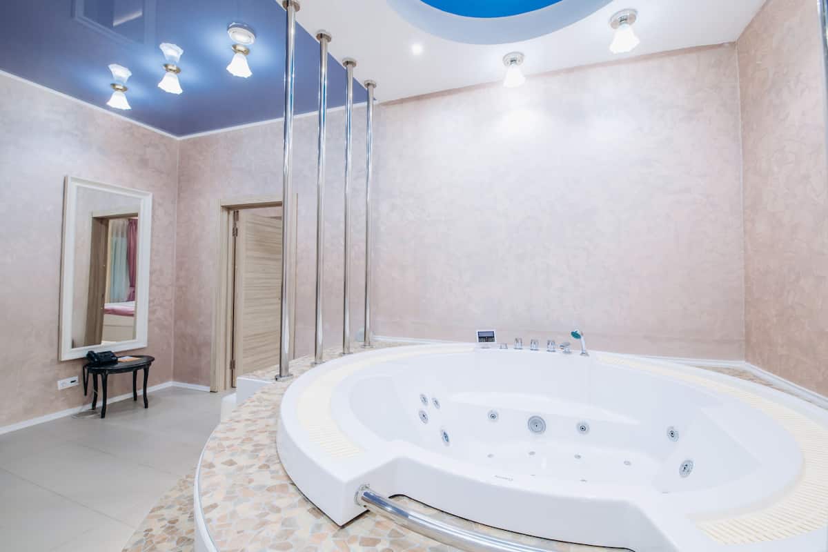 Suite, Whirlpool | Zimmersafe, Schreibtisch, kostenloses WLAN, Bettwäsche