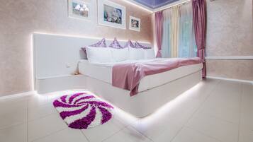 套房, 按摩浴缸 | 客房内保险箱、办公桌、免费 WiFi、床单