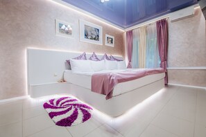 套房, 按摩浴缸 | 客房内保险箱、办公桌、免费 WiFi、床单