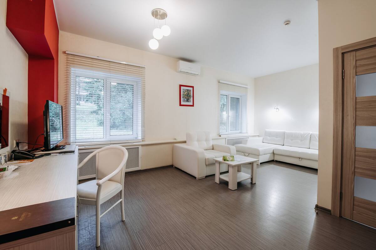 Suite, 1 Schlafzimmer | Zimmersafe, Schreibtisch, kostenloses WLAN, Bettwäsche