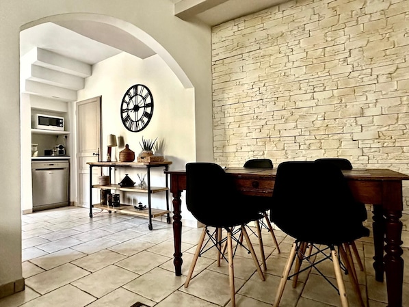 Traditional Cottage, City View (Terrasse Tropezienne ) | Dining - Home 12 "les Vignes" (Châteauneuf-du-Pape)