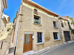 Traditional Cottage, City View (Terrasse Tropezienne ) | Property entrance - Home 12 "les Vignes" (Châteauneuf-du-Pape)