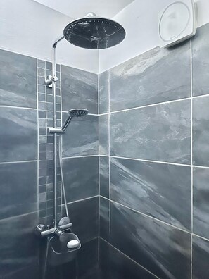 Bathroom - Home 12 "les Vignes" (Châteauneuf-du-Pape)