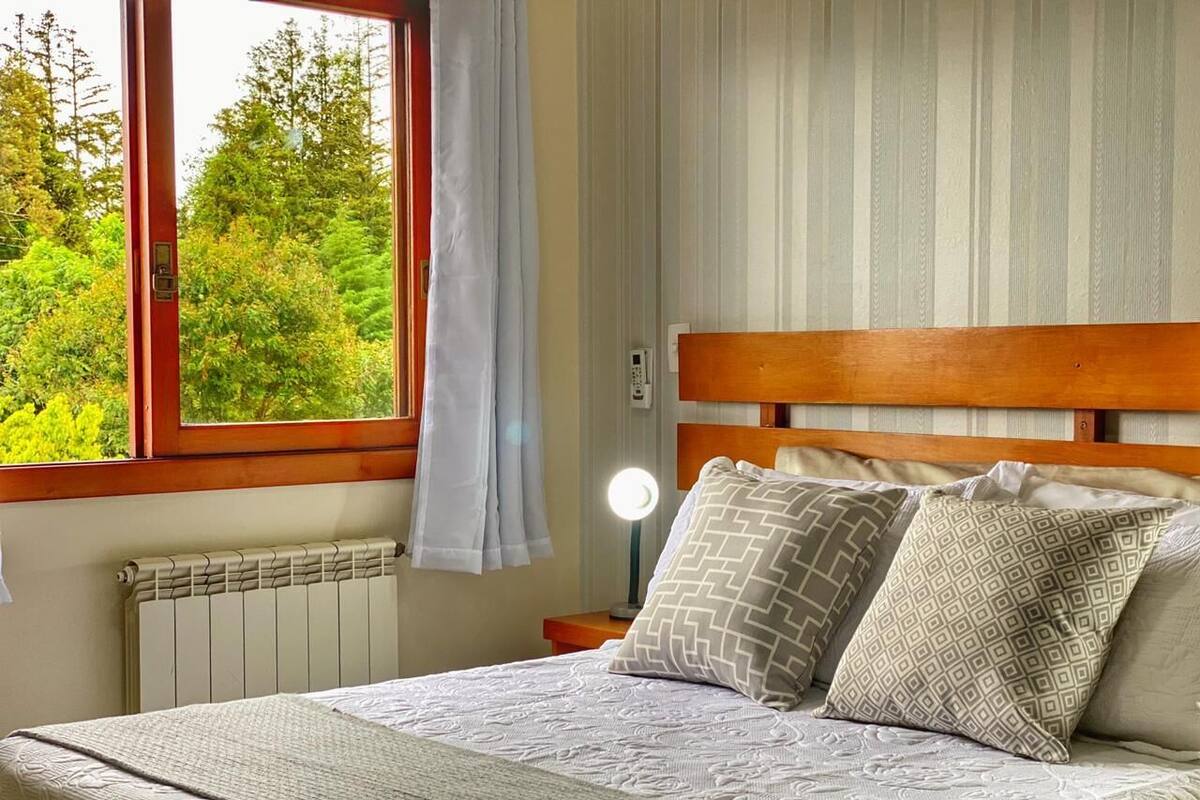Allergitestet sengetøy, minibar, blendingsgardiner og strykejern/-brett
