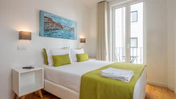 Estudio, balcón, vista a la ciudad | Decoración personalizada, muebles diferentes y escritorio