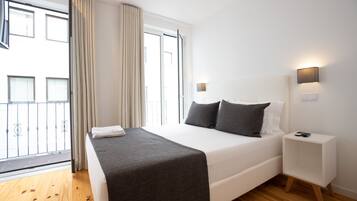 Tweepersoonskamer, 1 tweepersoonsbed, balkon | Individueel gedecoreerd, individueel gemeubileerd, een bureau