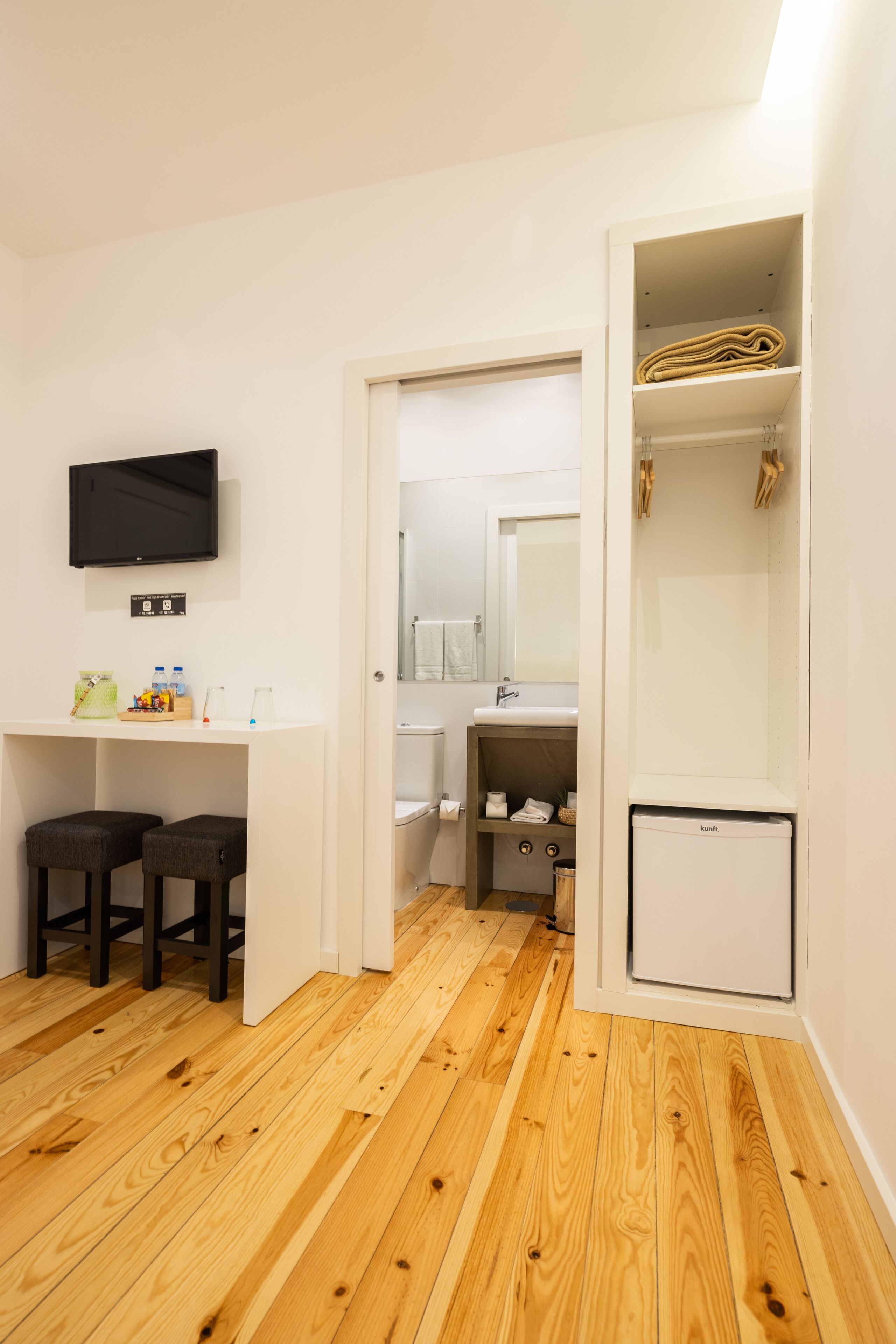 economy double room | individually decorated, individually furnished, desk, blackout curtains