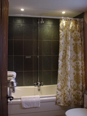 Combined shower/bathtub, rainfall showerhead, free toiletries - Cornfields Hotel & Restaurant (Bedford)