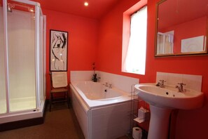 Duschwanne, Regendusche, kostenlose Toilettenartikel, Haartrockner