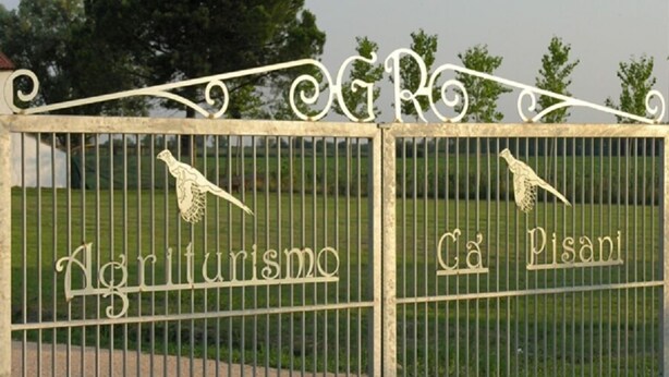 A metal gate with the words "Agriturismo" and "Ca Pisani" engraved on it. - Agriturismo Cà Pisani (Porto Viro)
