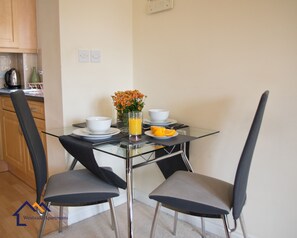 Apartamento, 1 habitación, vistas al jardín | Servicio de comidas en la habitación