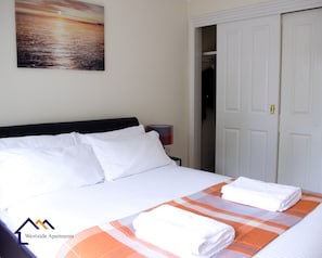 Apartamento, 1 habitación, vistas al jardín | 1 dormitorio, tabla de planchar con plancha, wifi gratis y ropa de cama